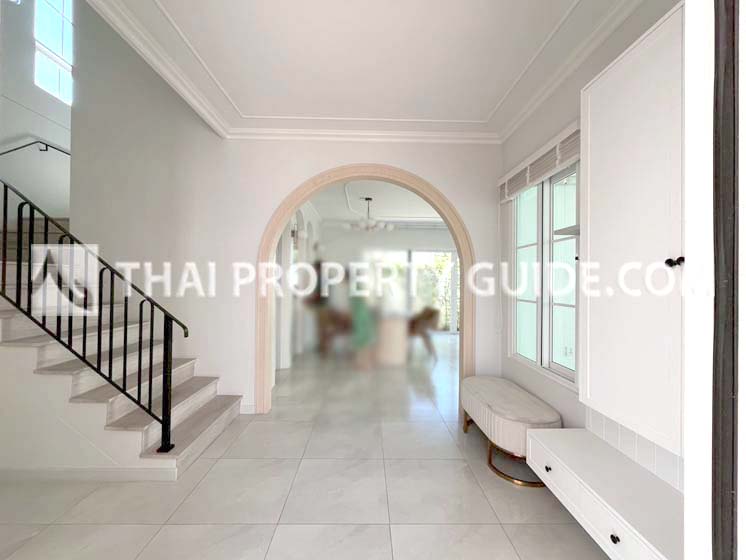 House with Shared Pool in Bangnatrad 